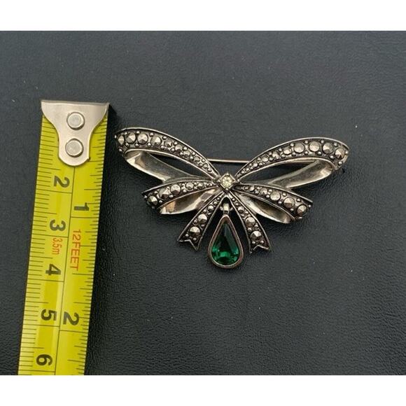 Vintage Avon Bow Tear Drop Emerald Rhinestone Silver Tone Faux Marcasite Brooch - Picture 3 of 4